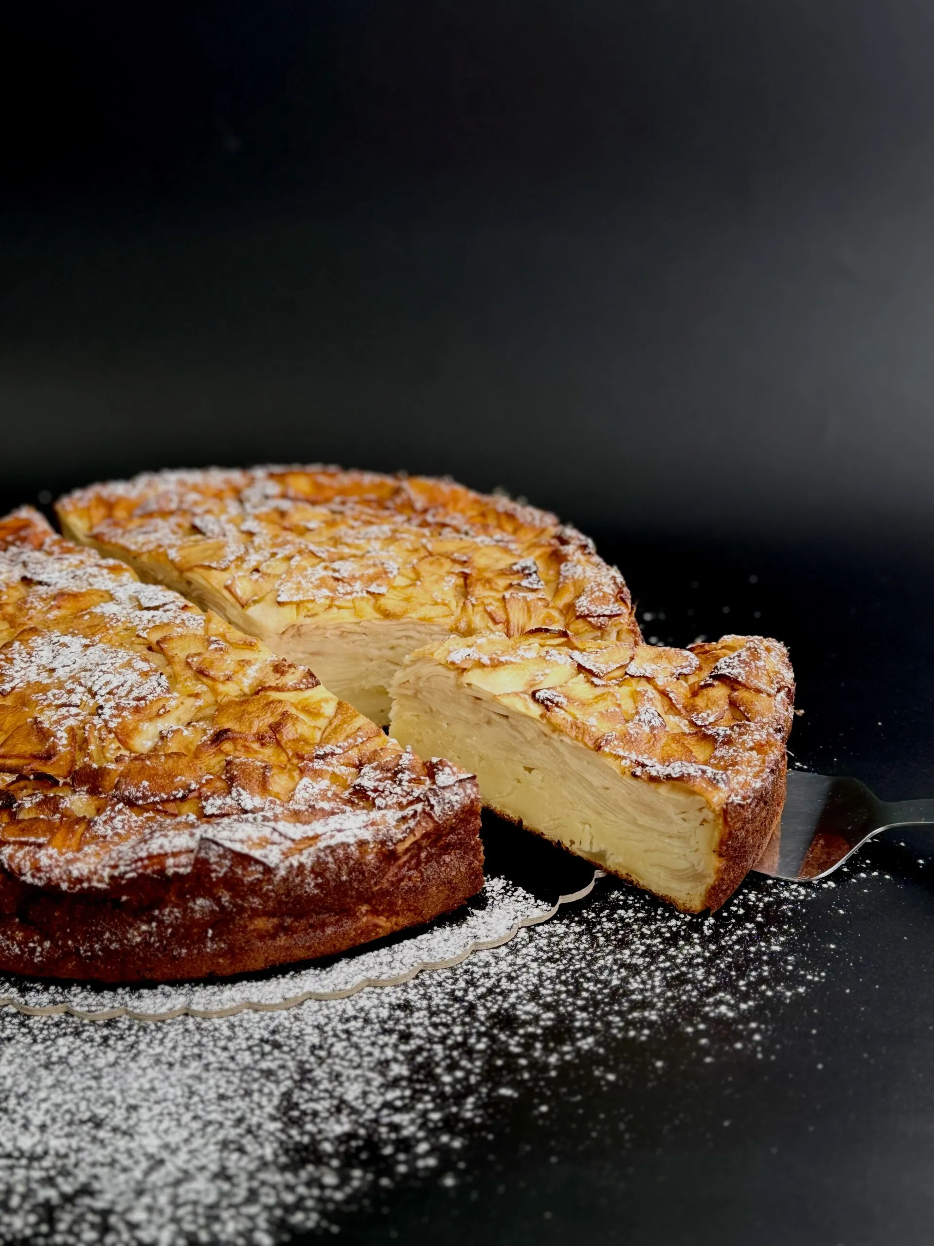 Tort Apple Ingrediente: Blat pandispan, cremă de vanilie, mere bucăți