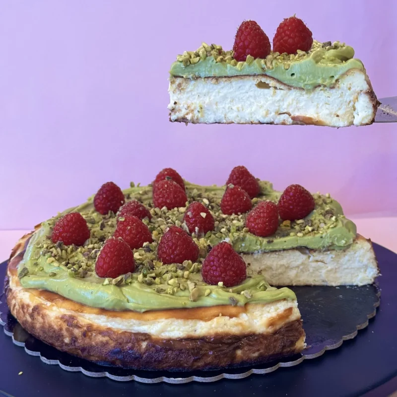 Tort Basque Cheesecake cu fistic și zmeură