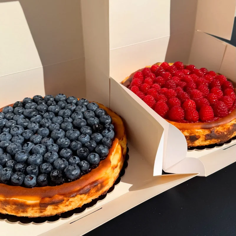Tort Basque Cheesecake cu zmeură sau afine