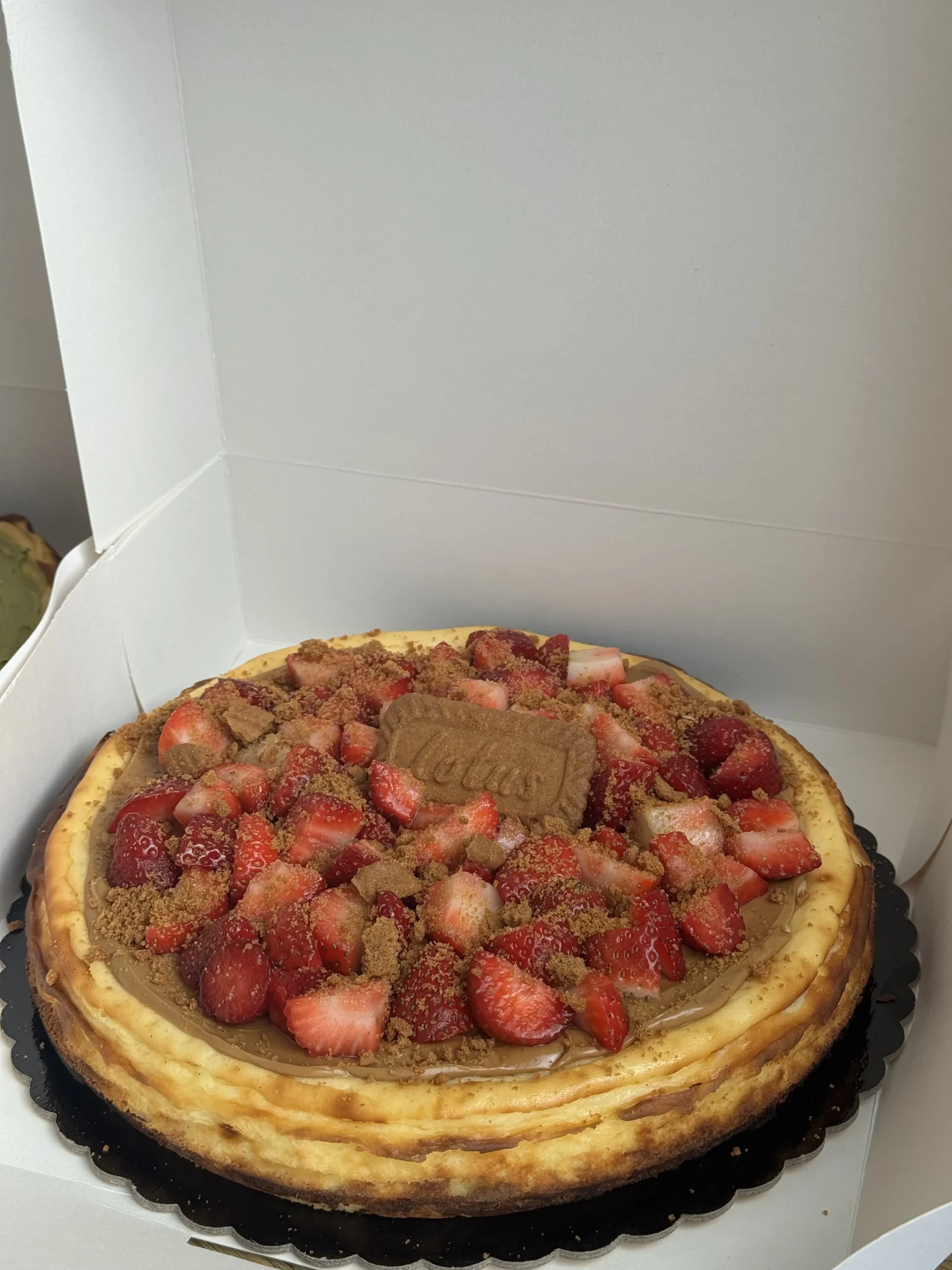Basque Cheesecake Biscoff Căpșuni Ingrediente: Cheesecake, cremă biscoff, căpșuni, biscuiți Biscoff
