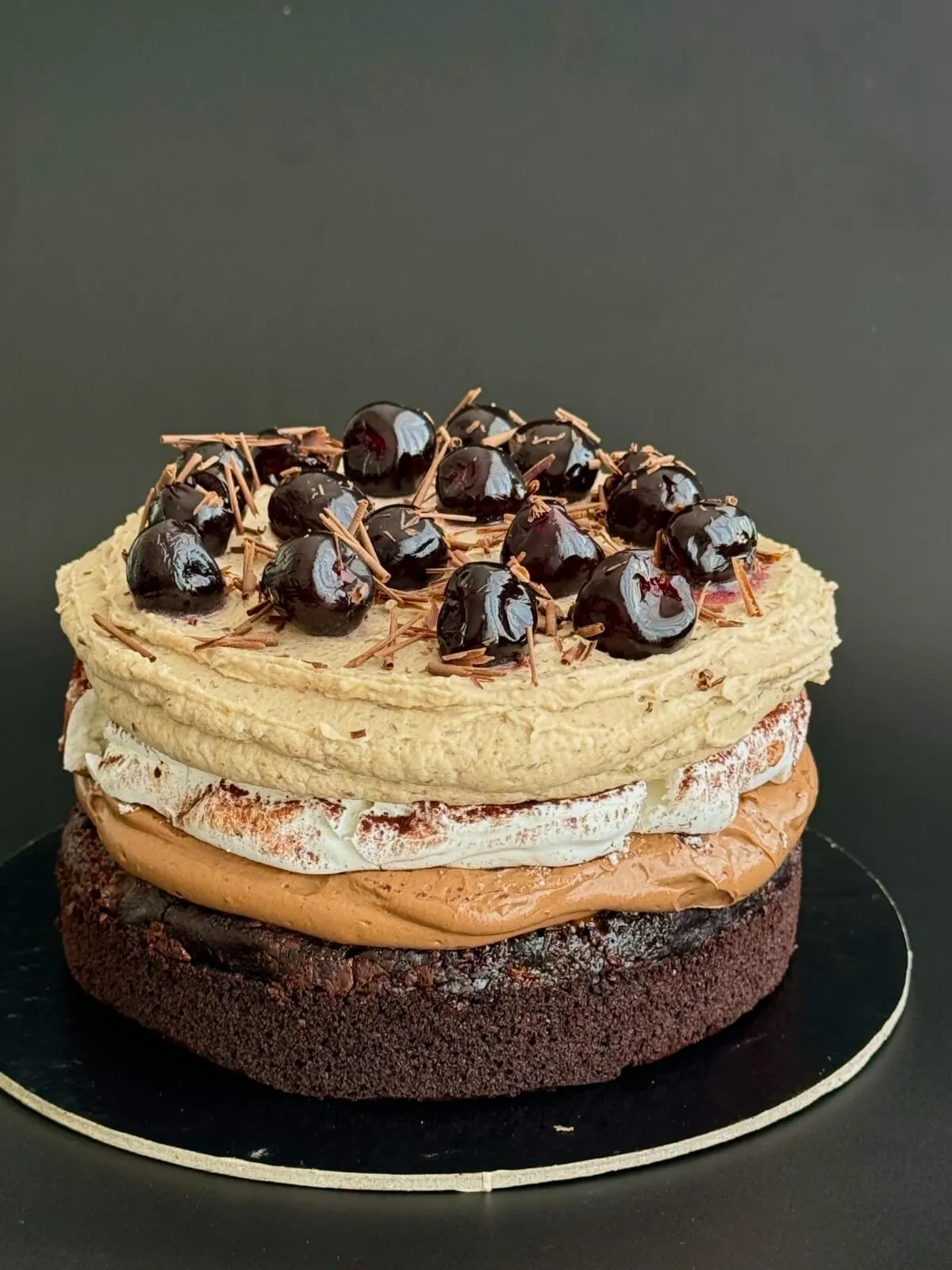 Tort Boema Ingrediente: Blat cacao, mousse cafea, vișine, frișcă, cremă castane
