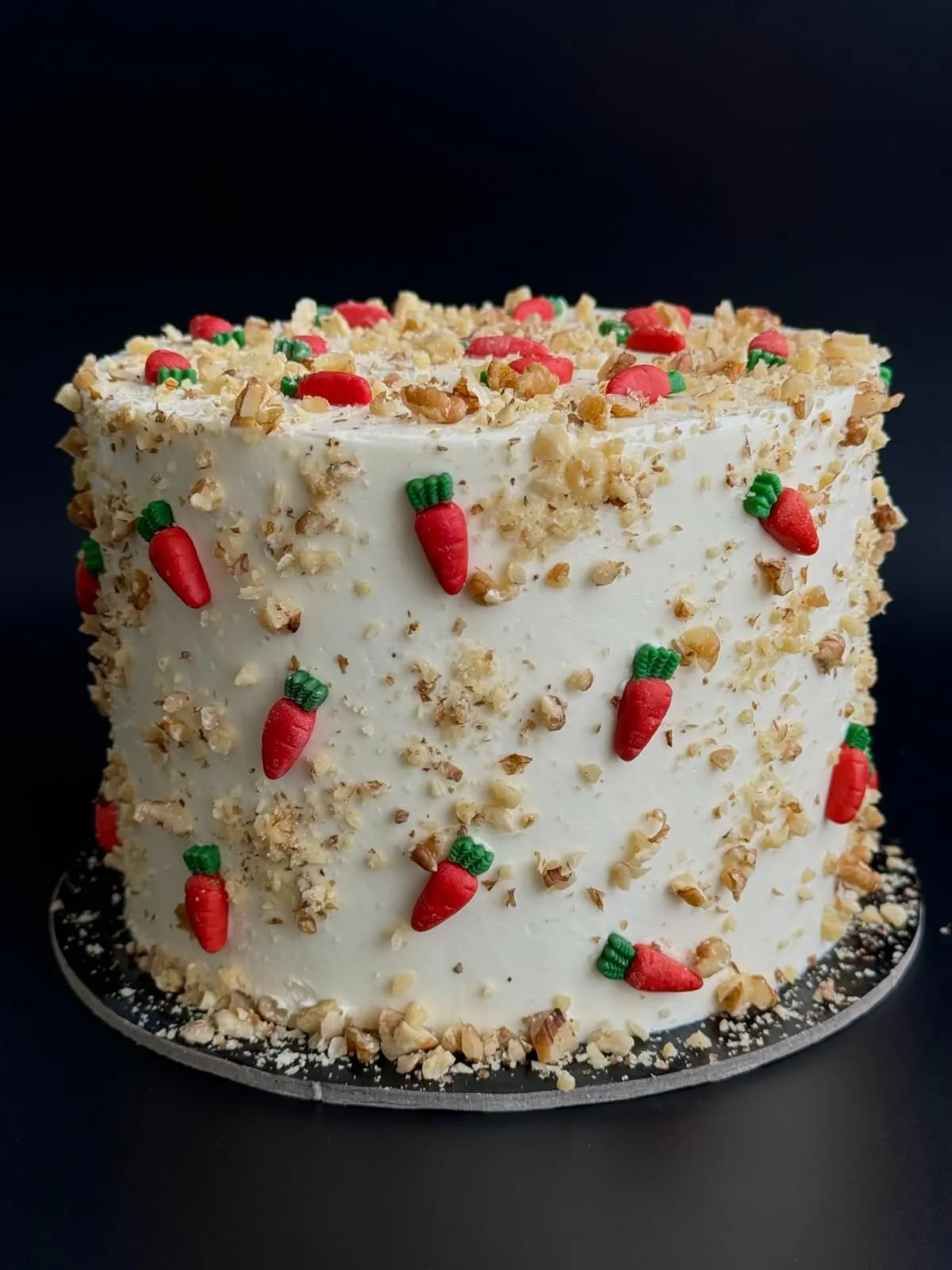 Tort cu morcovi Ingrediente: Blat de morcovi, cremă de brânză cu un iz de lămâie