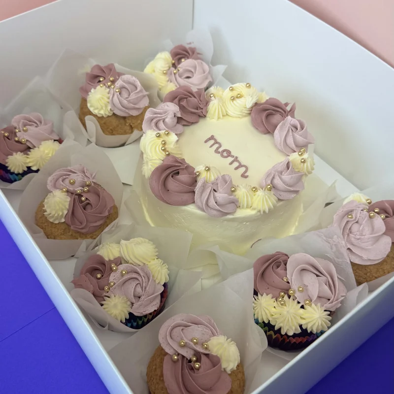 Mom Box cutie tort pentru mama la Poppy's Bakery