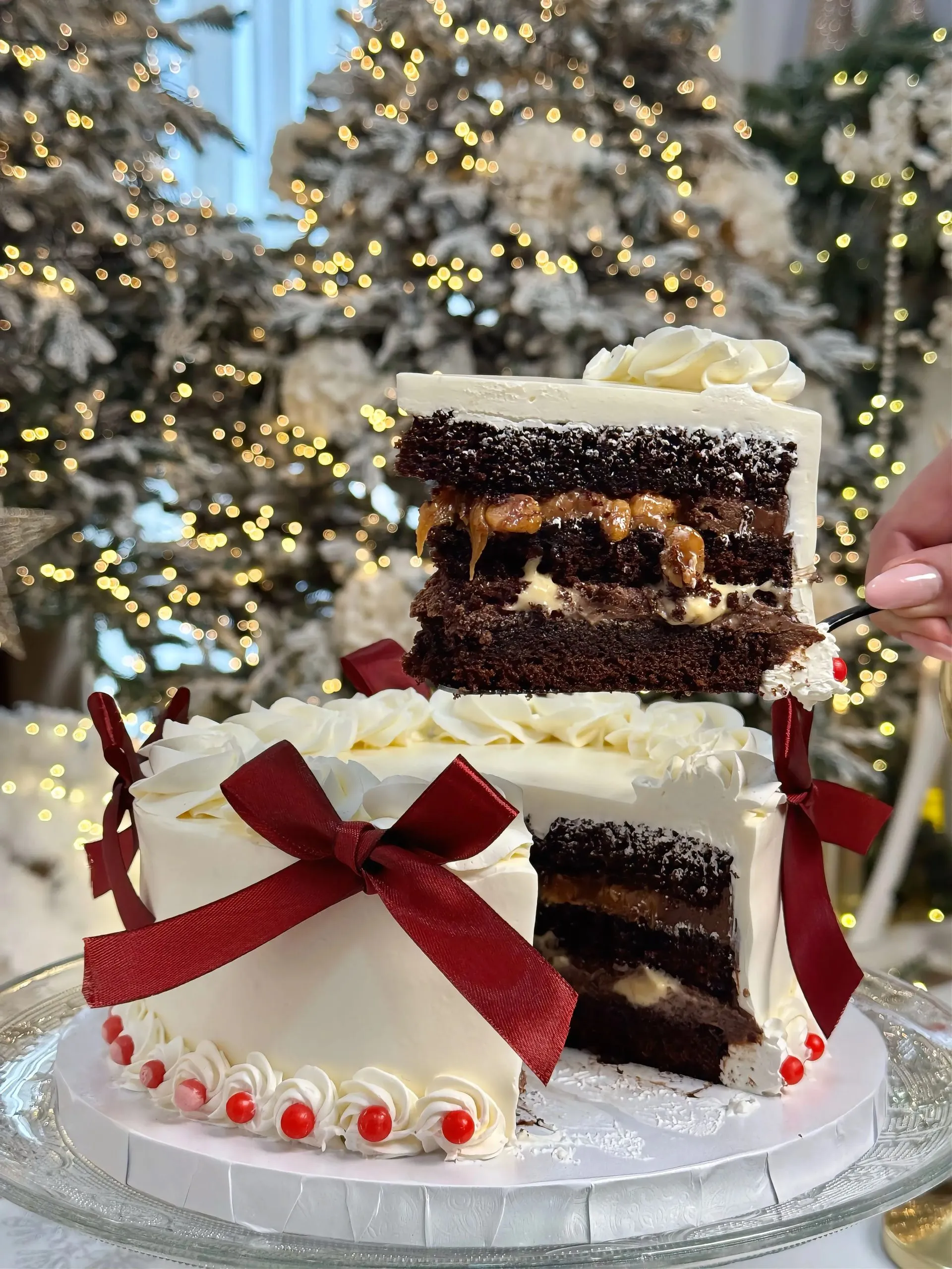 Tort Snickers Ingrediente: Blat cacao, mousse ciocolată, caramel, alune, cremă pralină